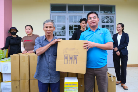 Báo Pháp Luật TP.HCM mang máy lọc nước về với bà con vùng lũ Phú Yên cũ
